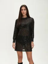 Minivestido negro de lentejuelas con mangas largas y cuello redondo.