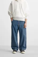 Pantalón de jean negro, corte relaxed fit, con bolsillos frontales y traseros tipo parche, tira multifunción y bolsillo tipo parche en las piernas. Tiene efecto lavado y cierre frontal con cremallera y botón.