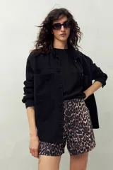 Short de algodón color blanco con estampado abstracto en negro, de corte recto y tiro alto.