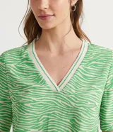 Blusa de poliéster con estampado animal print de cebra, escote en V y mangas cortas.