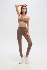 Calza larga color marrón topo, de poliamida, tiro alto y calce ajustado.