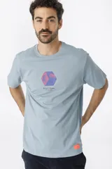 Remera celeste de manga corta con cuello redondo y estampado en el pecho con un diseño geométrico y la inscripción "Benson & Thomas Design Lab".