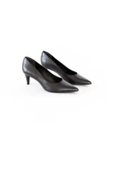 Zapato de tacón color negro, de cuero, con punta fina y tacón kitten heel.