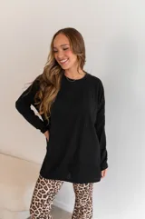 Buzo negro de viscosa, de corte amplio y mangas largas.