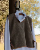 Chaleco marrón con diseño a cuadros y borde de cuero.