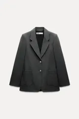 Blazer recta confeccionada en hilatura con viscosa, color gris oscuro. Tiene cuello solapa de muescas, manga larga con abertura y botones, bolsillos de plastrón en delantero, forro interior a tono y cierre frontal con botones.