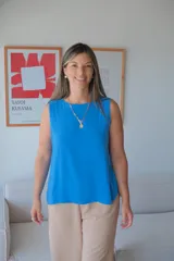 Musculosa sin mangas color azul francia, con escote redondo y corte holgado.