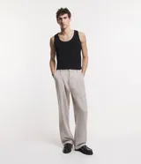 Musculosa negra de media malla con textura acanalada, cuello redondo y corte clásico.