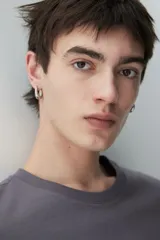 Remera gris de corte estándar, con cuello redondo ribeteado y bajo recto. Confeccionada con tejido funcional COOLMAX®, una fibra exclusiva de poliéster de secado rápido que elimina la humedad y regula la temperatura corporal.