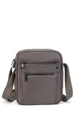 Morral bandolera de tela impermeable color gris topo, con dos bolsillos frontales con cierre, dos bolsillos internos y correa ajustable.