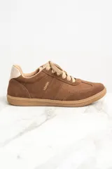 Zapatillas bajas de gamuza color marrón con cordones y suela de goma color caramelo.