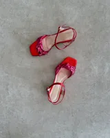 Sandalias doradas de cuero vacuno con tacón cuadrado de 6 cm y tira delantera con detalle de nudo.