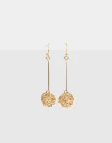 Aros colgantes largos dorados con gancho y bolita de alambre.