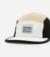 Gorra de microfibra beige y negra, modelo de 5 paneles con visera plana, etiqueta frontal y ajuste trasero con velcro.
