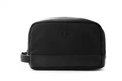 Neceser negro rectangular con cierre superior y logo de la marca en el frente.