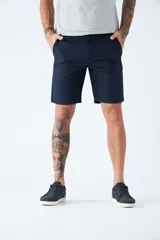 Bermuda de gabardina azul marino con logo bordado, bolsillos laterales y traseros, cierre con cremallera y botón, y presillas para cinturón.