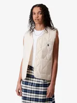 Chaleco acolchado color crema con cuello en V, cierre frontal con botones a presión, bolsillo de parche en el pecho izquierdo y dos bolsillos de parche en la parte delantera inferior.