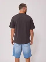 Remera negra de corte holgado confeccionada en algodón.