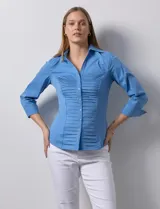 Camisa blanca de algodón marca Zac & Rachel, con cuello con solapa, abertura central con botones, delantera tableada y laterales elastizados.