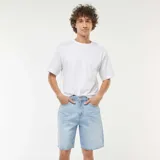 Bermudas de jean celeste de corte recto.