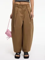 Pantalón slouchy color marrón con bolsillos laterales y traseros, pretina con botón y cierre.