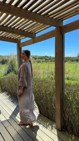 Vestido largo azul marino de lino con cuello mao, escote en V, mangas 3/4 con volados y corte escalonado. Diseño amplio y cómodo.