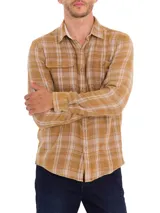Camisa de manga larga RKF modelo Bradford, con patrón a cuadros en tonos marrón y beige. Cuenta con cuello camisero, cierre con botones, dos bolsillos en el pecho con tapeta y botón de madera, y corte modern fit.
