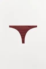 Tanga color marrón confeccionada en hilatura con seda, de tiro medio y cintura elástica.
