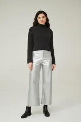 Pantalón plateado de eco cuero, corte ancho y tiro alto.