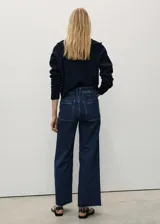 Pantalón de jean azul oscuro, de corte culotte, tiro alto y bajo deshilachado.