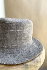 Sombrero tipo bucket de lana color beige con diseño de espiga.