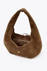 Bolso de hombro marrón de serraje con asa corta y flecos decorativos.