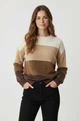 Sweater de tejido de punto con diseño de bloques horizontales en tonos tierra: blanco crema, beige claro, camel y marrón oscuro. Presenta cuello redondo y puños y ruedo acanalados.