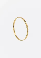 Pulsera esclava de acero quirúrgico hipoalergénico, con acabado dorado y diseño minimalista.