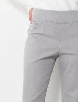 Jegging gris de algodón elastizado con pretina ancha elastizada, bolsillos delanteros simulados y bolsillos traseros aplicados.