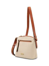 Bandolera color peltre con correa de cuero marrón regulable. Tiene un bolsillo externo con cierre y chapita metálica con el logo de la marca.
