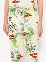 Pantalón babucha de algodón con estampado de hojas de palmera, flores rojas y cubos de hielo.