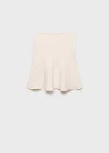 Top bandeau blanco de punto fino con corte peplum. Diseño sin breteles, ideal para fiestas y ceremonias.