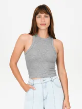 Musculosa negra ajustada al cuerpo, con cuello redondo y diseño de tirantes anchos tipo halter.