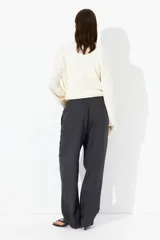 Pantalón tobillero de corte holgado en tejido liviano de mezcla de lino. Modelo de tiro alto con elástico revestido y cordón para ajustar fino en la cintura, bolsillos al bies y piernas ajustadas.