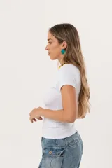 Remera blanca de morley suave y elastizado, con calce al cuerpo y cuello redondo. Tiene un pez bordado en el frente.