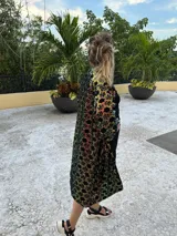 Kimono oversize negro con lentejuelas doradas tornasoladas, diseño largo y fluido.