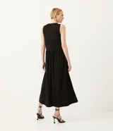 Vestido midi negro de punto orly, con abotonadura delantera y escote redondo.