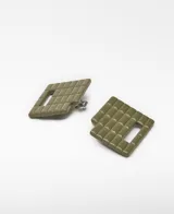 Par de aros de resina verde con forma de cuadrícula. Cierre con broche.