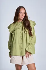 Camisa verde claro con doble cuello Claudine con volado y puños Oxford.