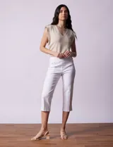 Pantalón capri de algodón denim azul, marca Ruby Rd. con pretina ancha elastizada, bolsillos simulados delanteros y bolsillos aplicados traseros.
