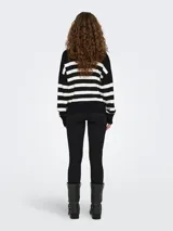 Sweater de punto con cuello alto y mangas largas, a rayas horizontales blancas y negras.