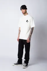 Remera color lila de corte oversize con cuello redondo y mangas cortas. Presenta un estampado pequeño de Mickey Mouse en el frente.