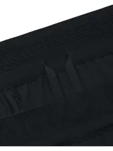 Short deportivo negro Under Armour Peak Woven para hombre, con cintura elástica, bolsillos laterales y cierre trasero. Diseñado para movilidad total con materiales ultraelásticos y dobladillo diseñado para el movimiento de las piernas.
