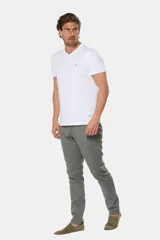 Pantalón de lino color beige, de corte recto y cintura elastizada.